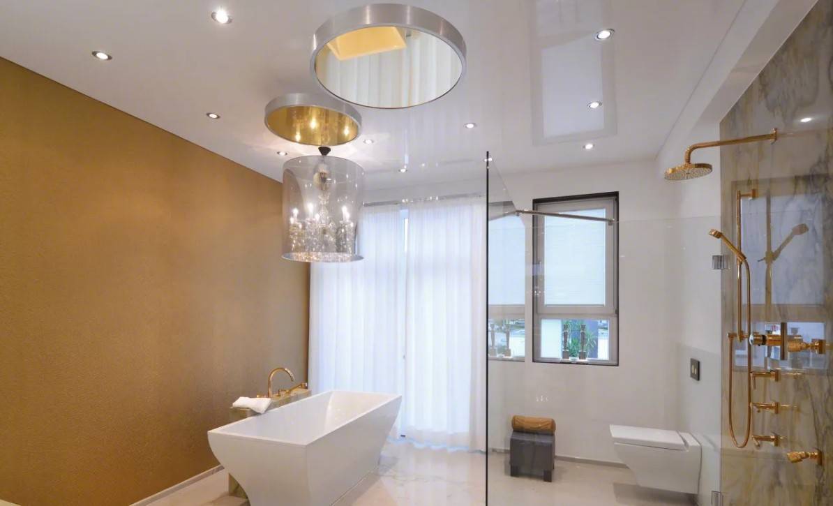 Натяжной потолок в ванной комнате – плюсы и минусы: виды, свойства, советы по выбору
