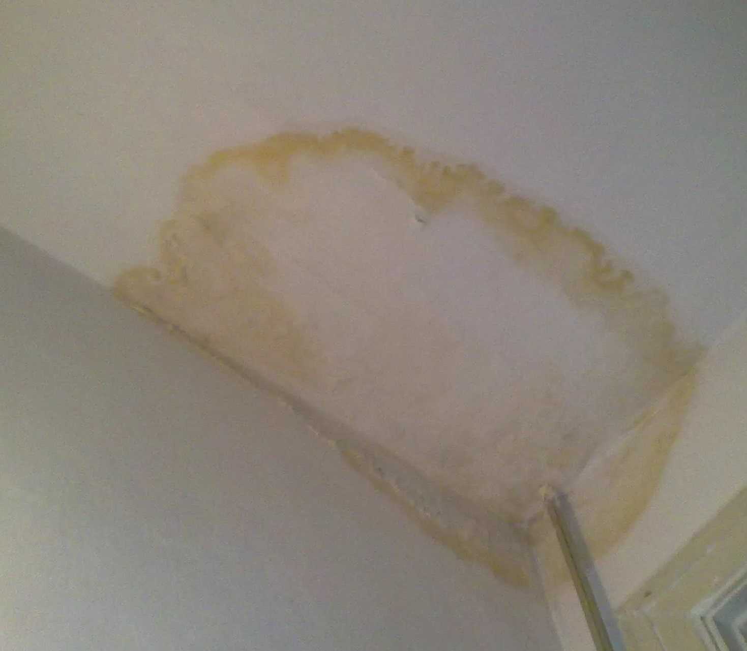 Почему водоэмульсионка при покраске потолка оставляет разводы и как этого избежать