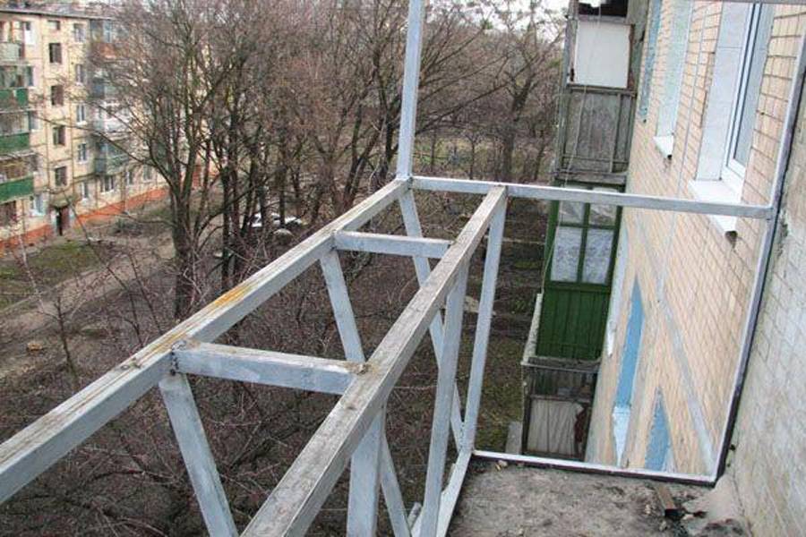 Остекление балконов с выносом [варианты и технологии]