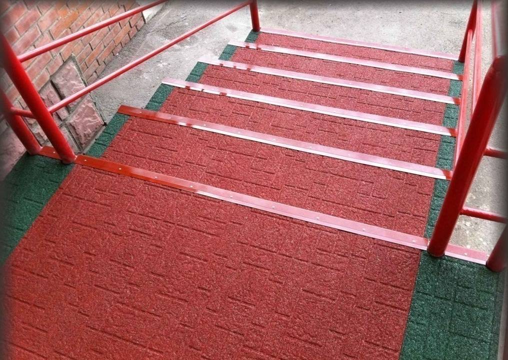 Выбираем противоскользящее покрытие для лестничных ступенек на улице и в доме? виды материалов - обзор