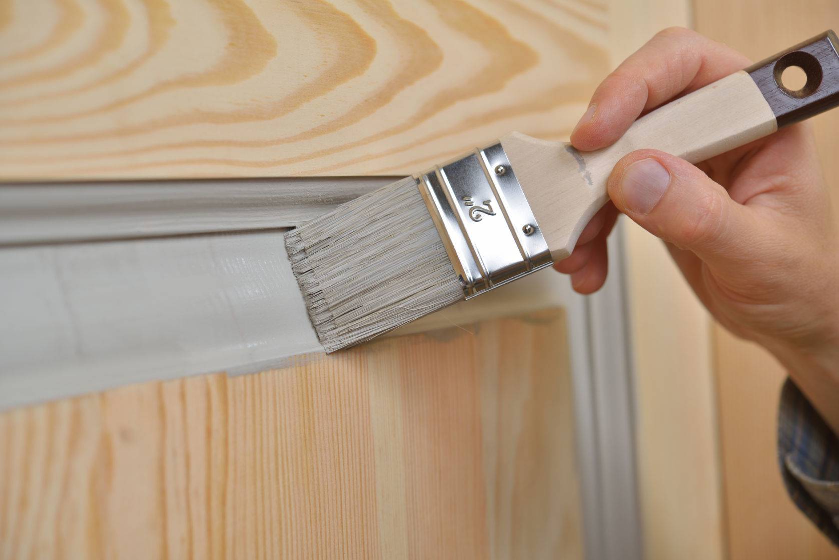 Как покрасить и отлакировать межкомнатную деревянную дверь в доме своими руками: пошагово и советы +видео
