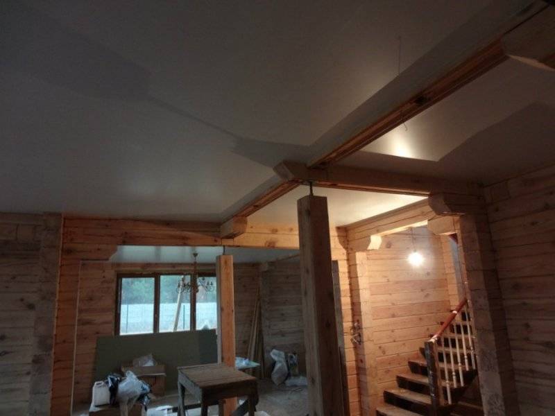 Можно ли делать натяжные потолки в деревянном доме?