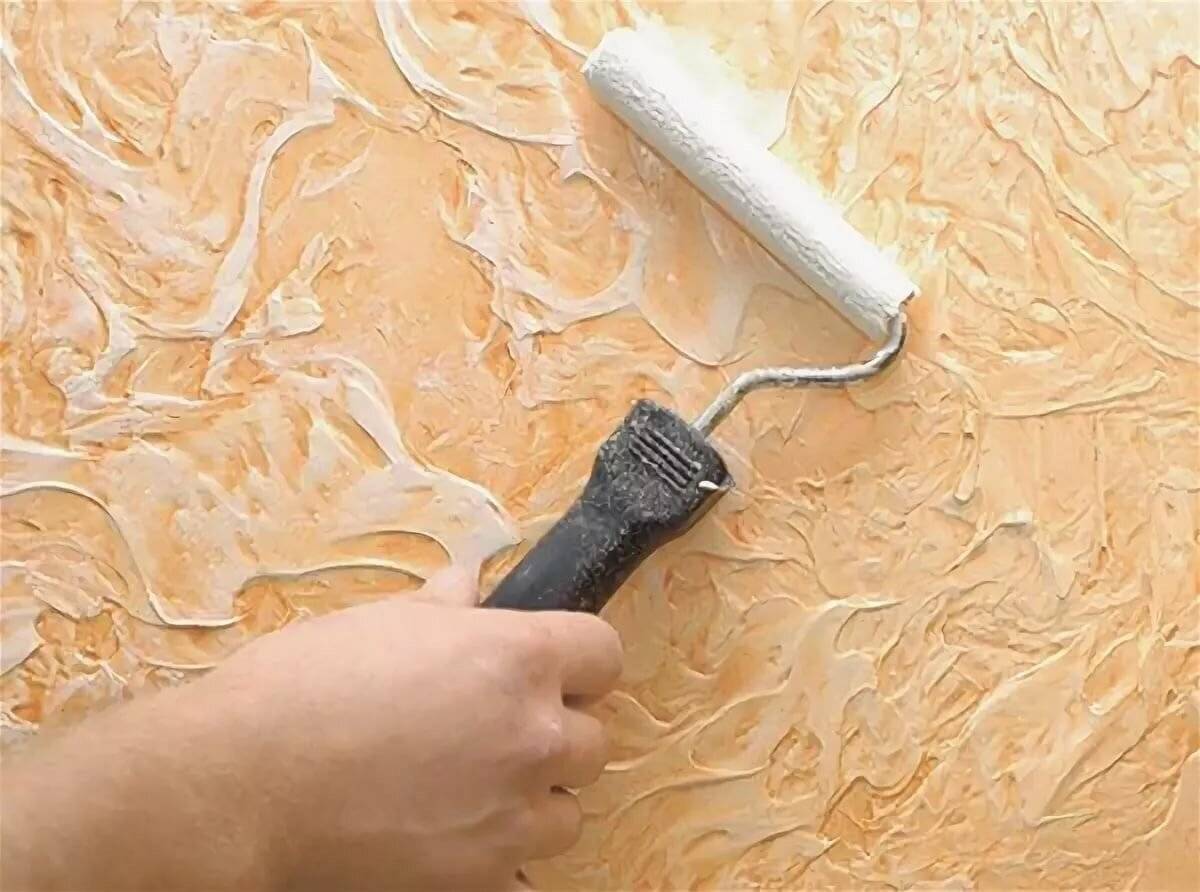 Как покрасить стены фактурным составом самостоятельно и своими руками сделать рисунок при помощи валика и шпаклевки, а также плюсы и минусы таких покрытий