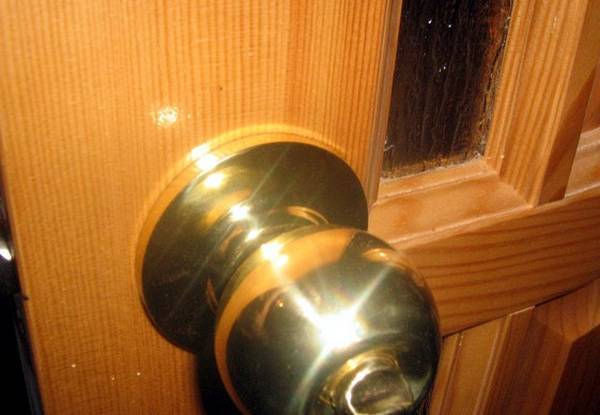 Как установить дверную ручку на входную дверь дома собственноручно