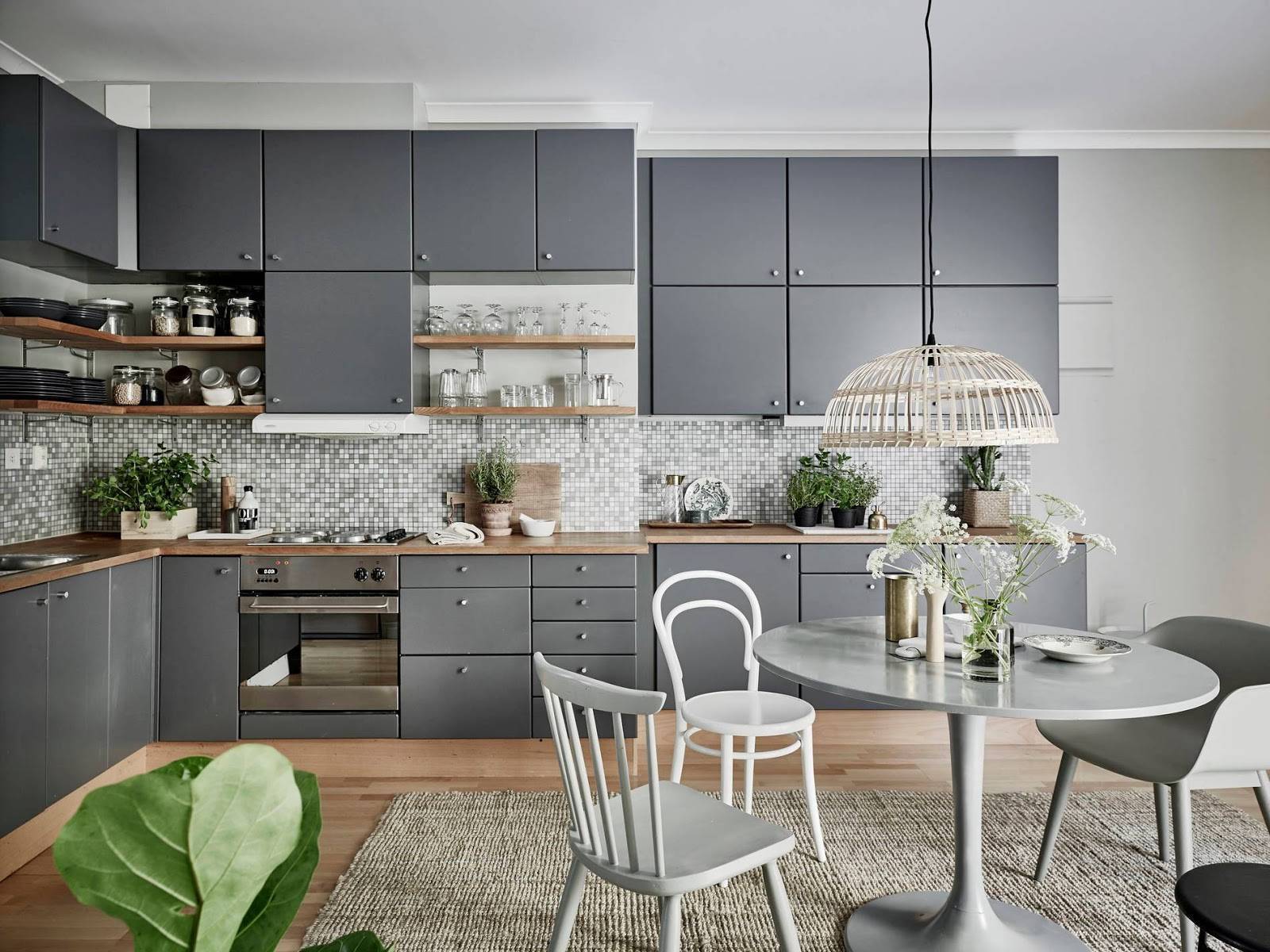Серый кухонный гарнитур: примеры расположения в интерьере, сочетание с другими тонами, выбор стиля