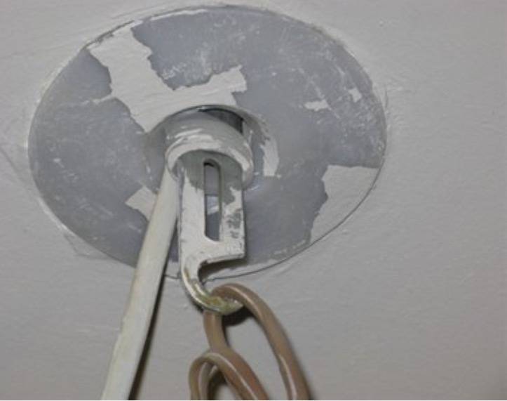 Как повесить люстру на натяжной потолок самому правильно - без крюка и на него