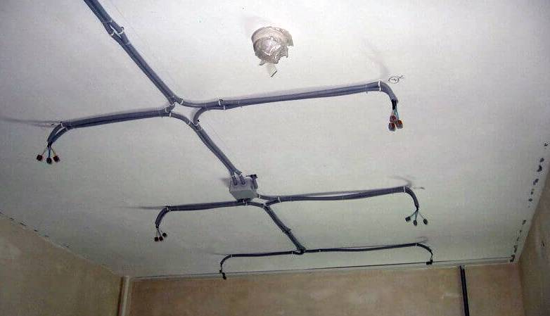 Как сделать проводку под натяжной потолок