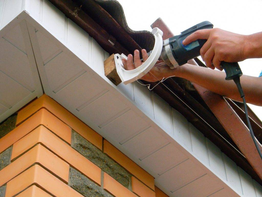 Как сделать водосток с крыши для отвода дождевой воды с кровли дома