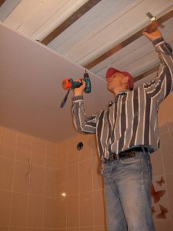 Потолок пвх своими руками: пошаговая инструкция, как сделать и укрепить каркас для крепления подвесных панелей, монтаж плит в ванной, на кухне и других помещениях