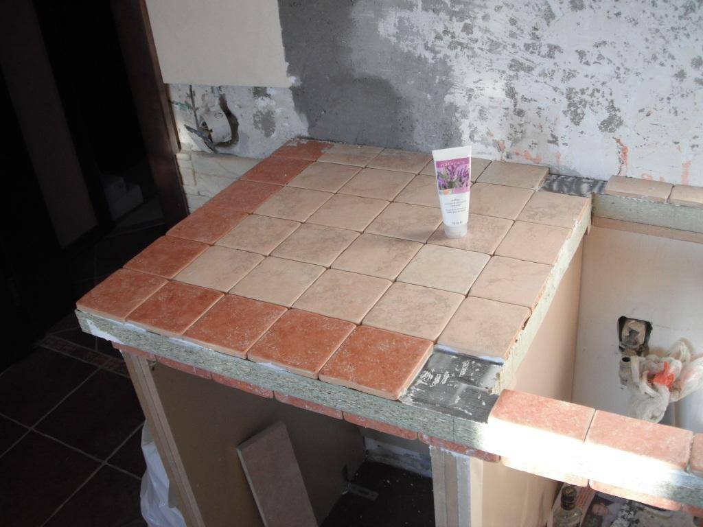 Столешница из керамической плитки: стильное оформление кухонного стола, барной стойки