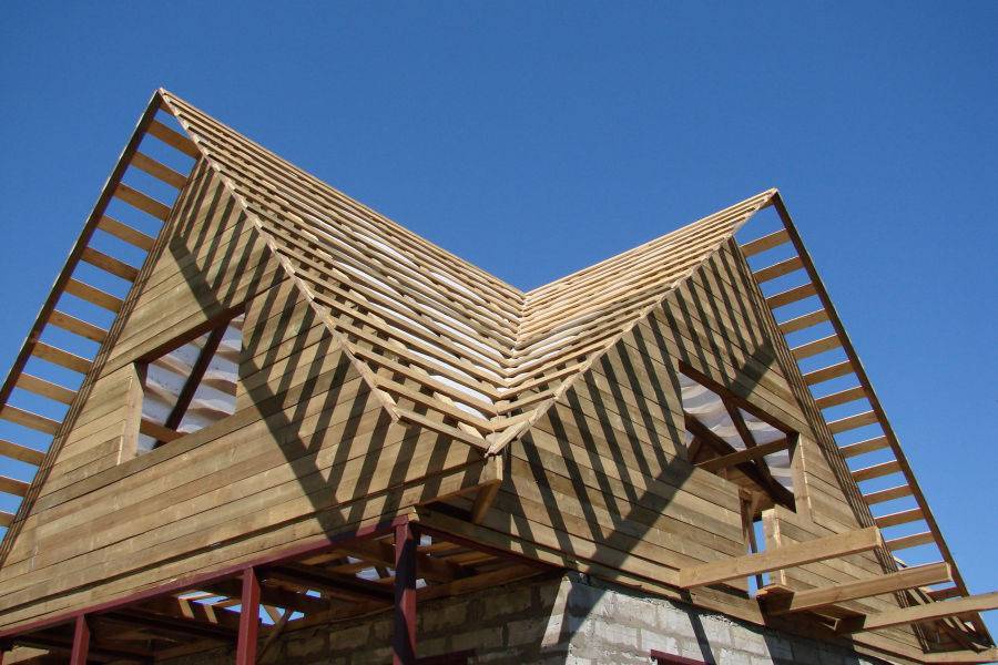 Конструкция стропильной системы многощипцовой крыши