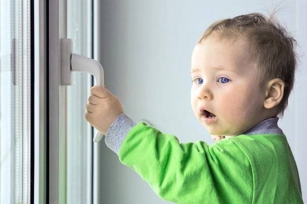 Блокиратор на окна для защиты отвыпадения детей: виды и монтаж