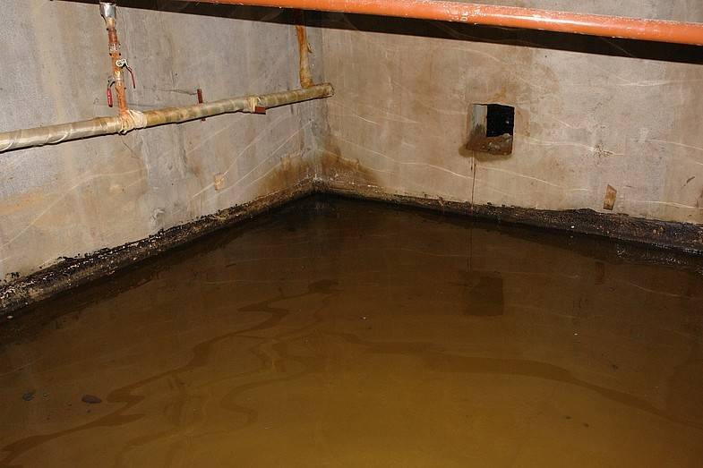 Вода в подвале: причины, последствия, как предотвратить появление