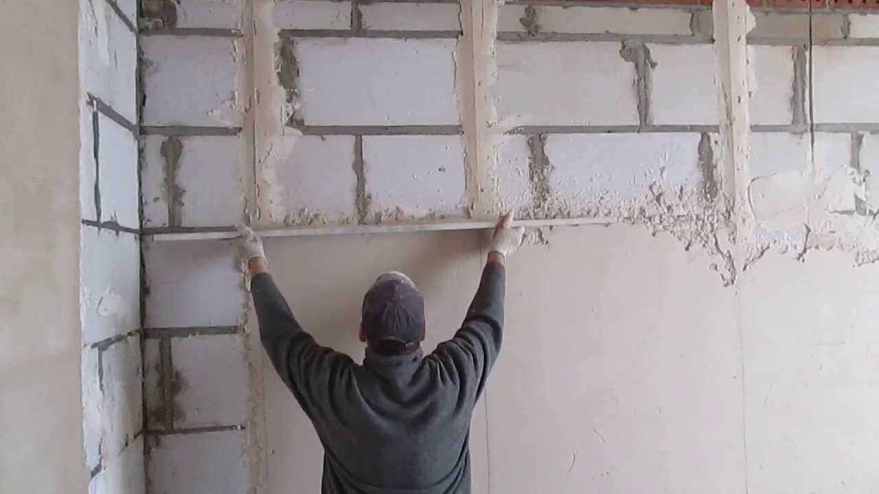 Как штукатурить стены гипсовой штукатуркой своими руками: пошаговая инструкция, видео