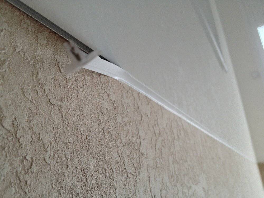 Как закрыть щель между натяжным потолком и стеной