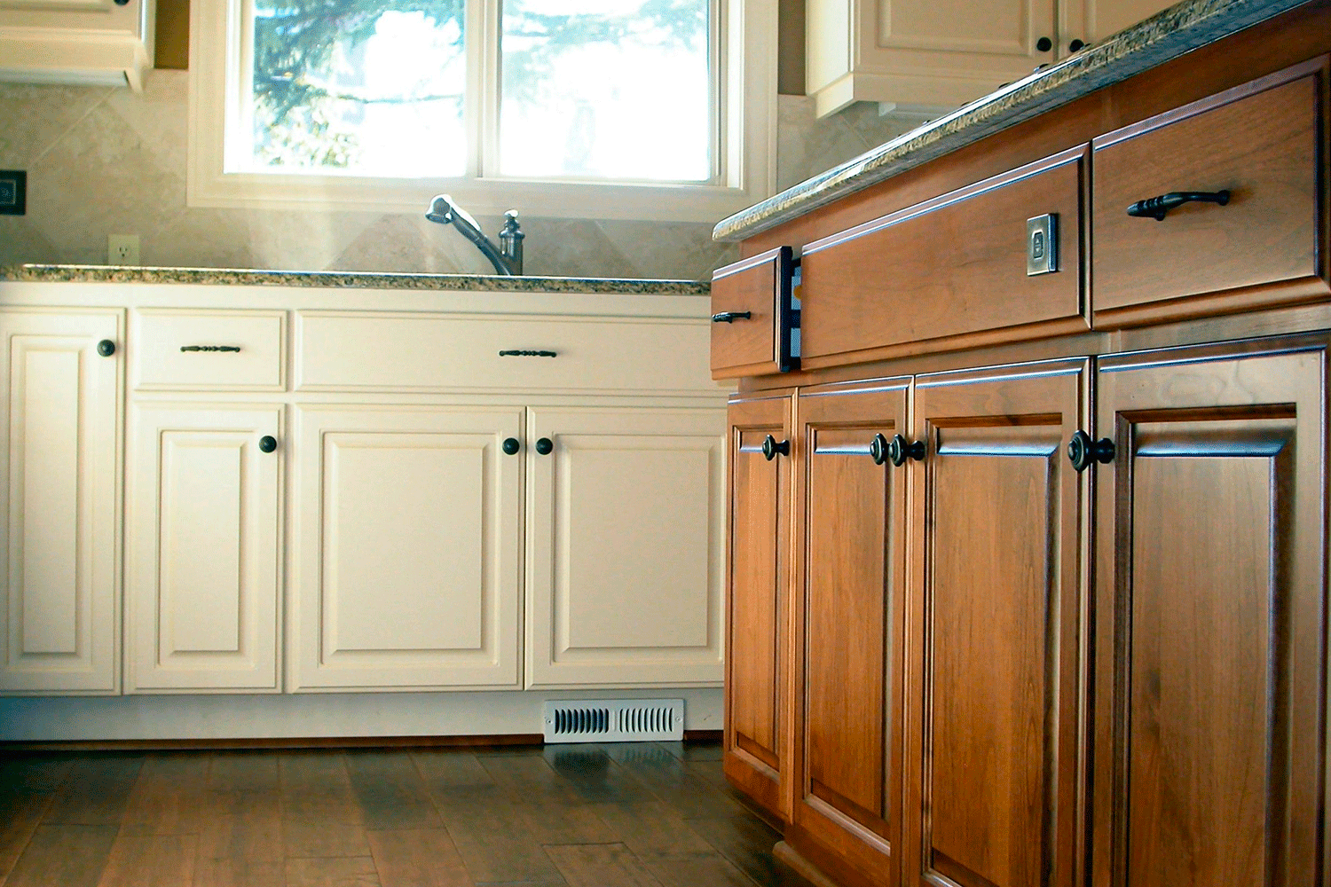 Замена кухонных фасадов: как поменять пленку на мебельной стенке, новые дверцы для старой кухни своими руками, как заменить стекла в шкафу