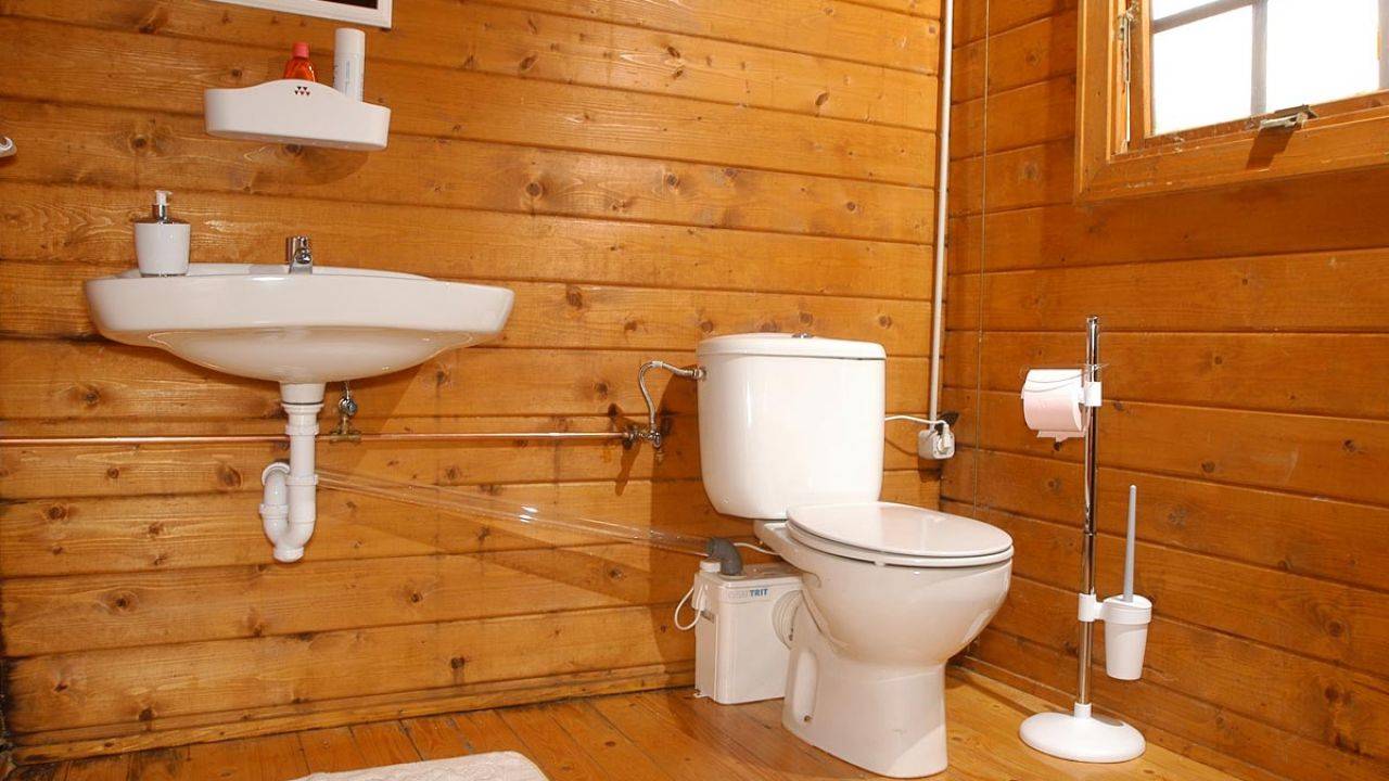 Монтаж туалета в деревянном доме своими руками: советы +видео