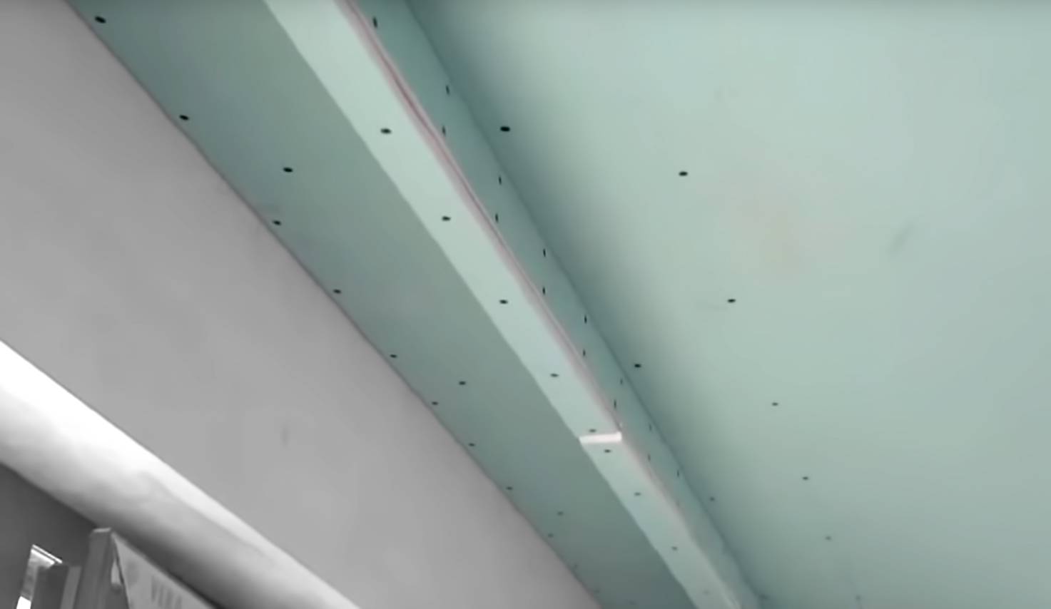 Карниз в потолке из гипсокартона: варианты устройства