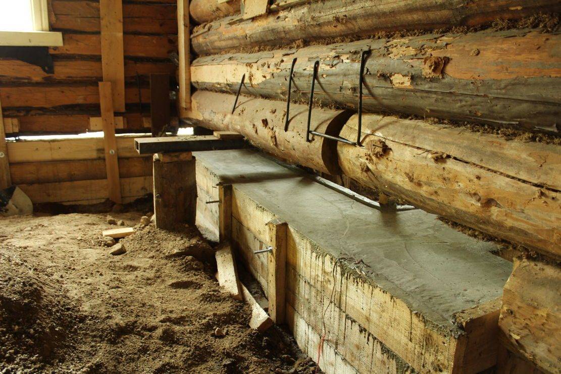 Ремонт деревянного дома своими руками: починка потолка кухни и стен в ванной