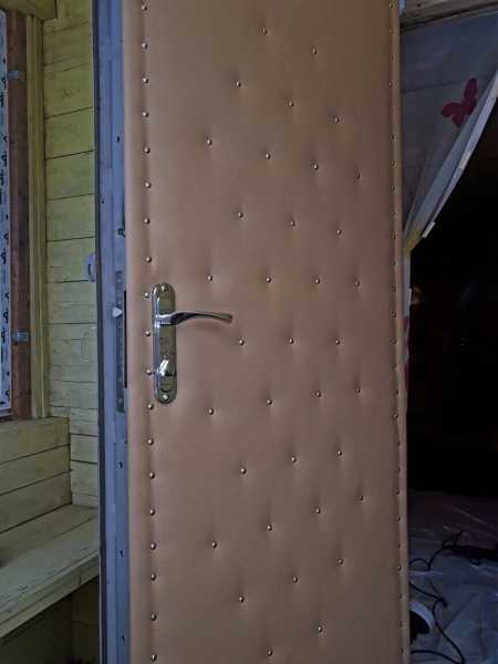 Чем обшить старую деревянную входную дверь?