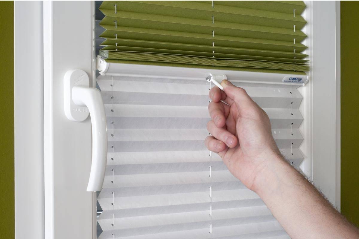 Шторы плиссе на пластиковые окна: как установить своими руками бумажные и тканые занавески