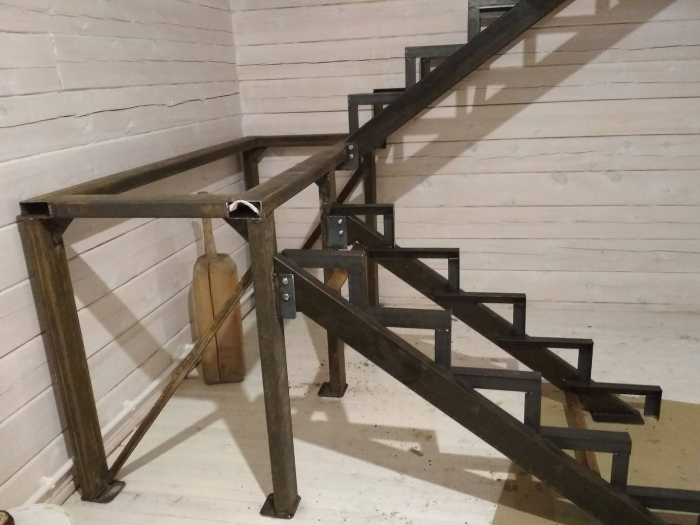 Деревянная лестница на металлокаркасе: виды и этапы сооружения