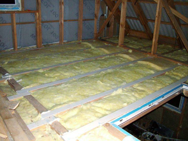 Правильное утепление потолка в доме с холодной крышей своими руками