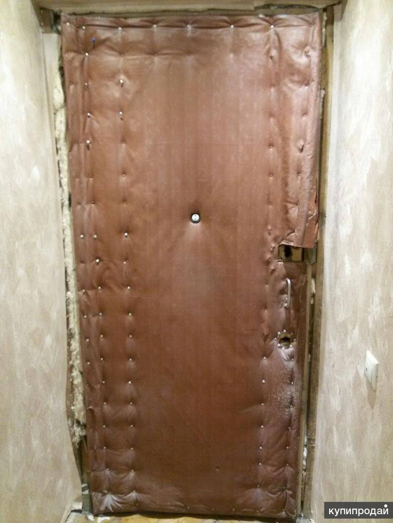 Обшивка двери дермантином своими руками: как обшить металлическое и деревянное полотно изнутри и снаружи (видео, фото)