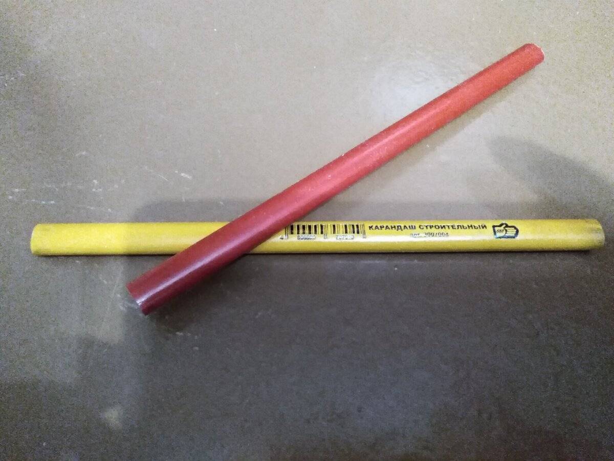 Из чего делают грифель карандаша и как его помещают во внутрь?