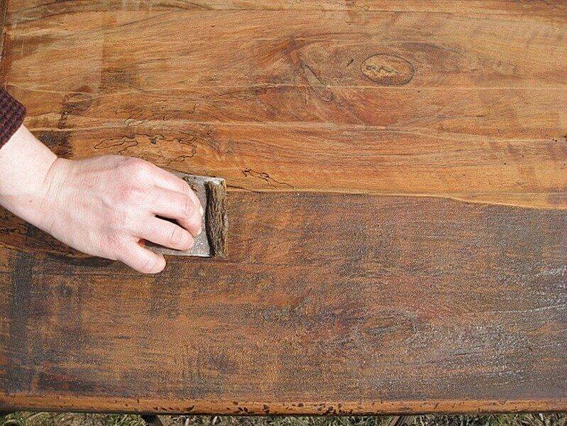 Как снять старый лак с деревянной поверхности: выбор инструментов и материалов