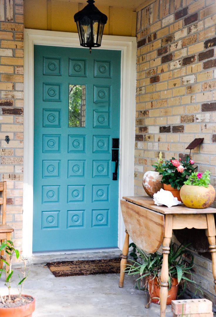 Каким цветом покрасить дверь в доме на даче: обзор