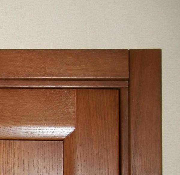 Наличники на деревянные двери: нюансы выбора и особенности монтажа
