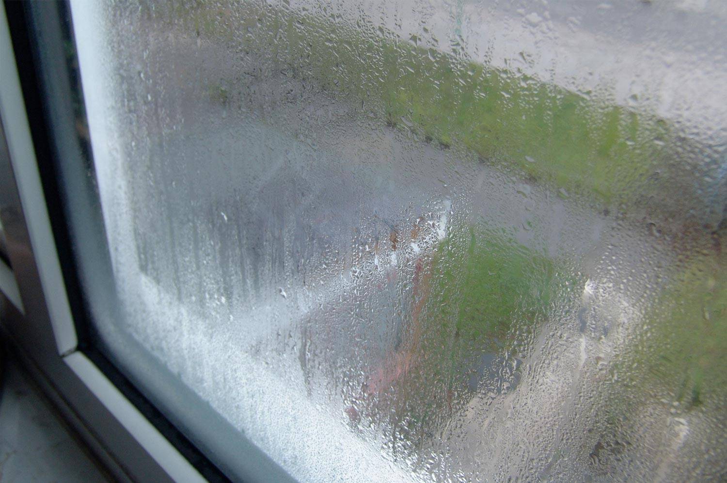 Почему потеют пластиковые окна изнутри дома или квартиры, должен ли конденсат собираться снаружи? - шторы