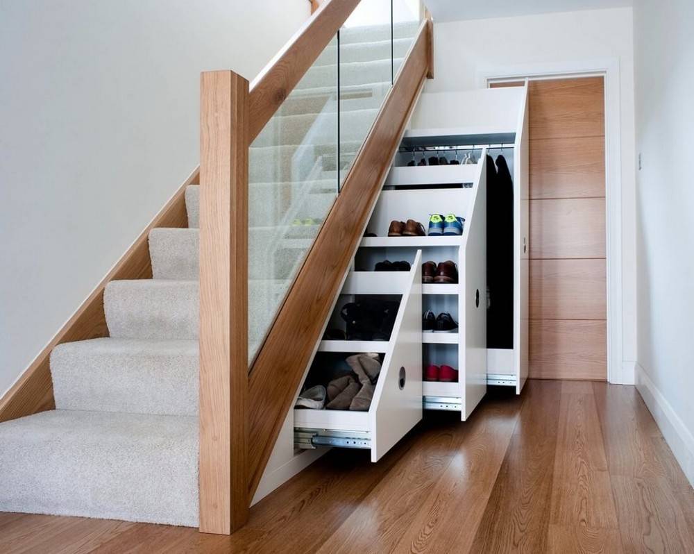 Встроенный шкаф под лестницей в частном доме, варианты встроенного шкафа под лестницей, монтаж своими руками