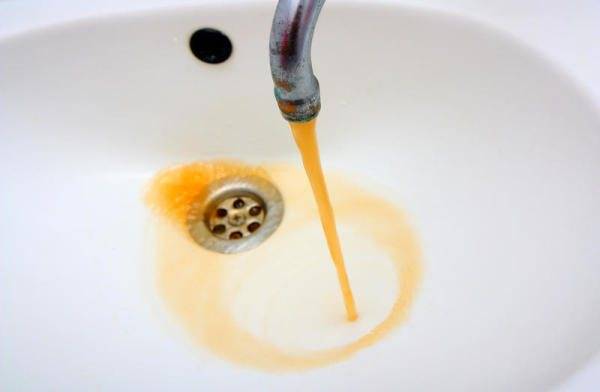 Вода со скважины желтеет – причины проблемы и как исправить ситуацию: инструкция