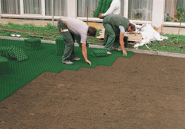 Модульное покрытие для садовых дорожек на даче: пластиковая, полимерная плитка, мягкое резиновое рулонное покрытие - 21 фото