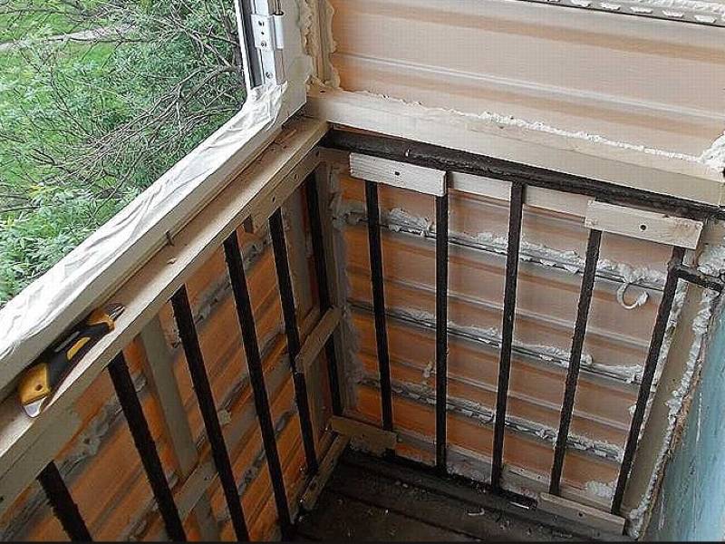 Красивая и практичная обшивка балкона: 4 варианта для наружной отделки и 3 – для внутренней