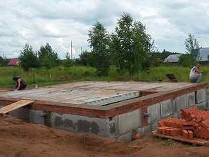 Укладка плит перекрытия на фундамент или цоколь дома