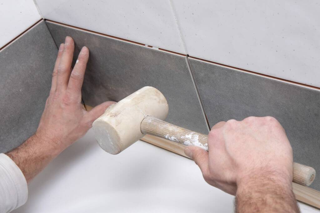 Грунтовка под плитку на стены: нужно ли обрабатывать стены под покладку плитки в ванной и какой грунт лучше всего выбрать перед укладкой