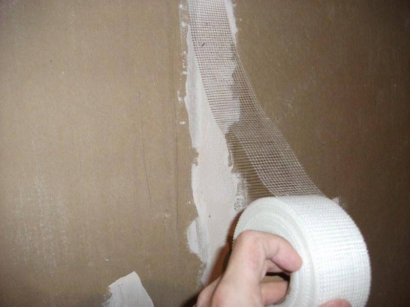 Как шпаклевать серпянкой: что это за лента, для каких поверхностей подходит и как с её помощью правильно заделать швы и стыки на стенах из гипсокартона?