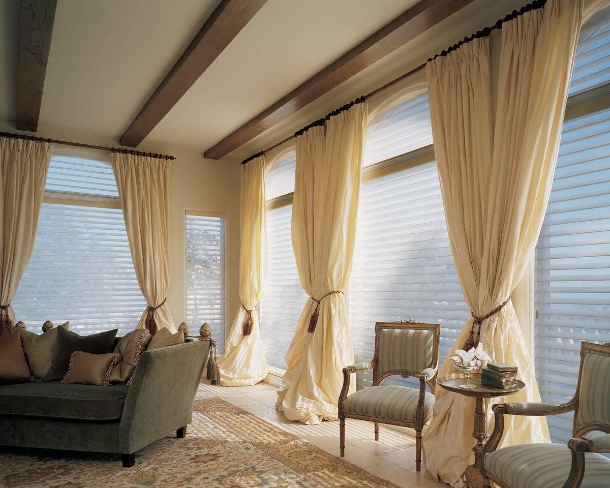 Как подобрать шторы к интерьеру: 28 фото для гостиной, спальни, по стилям