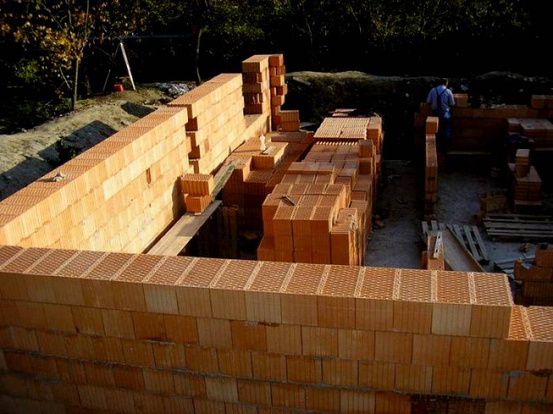 Дома с кирпичными стенами. как их строят? процесс кладки стен из кирпича