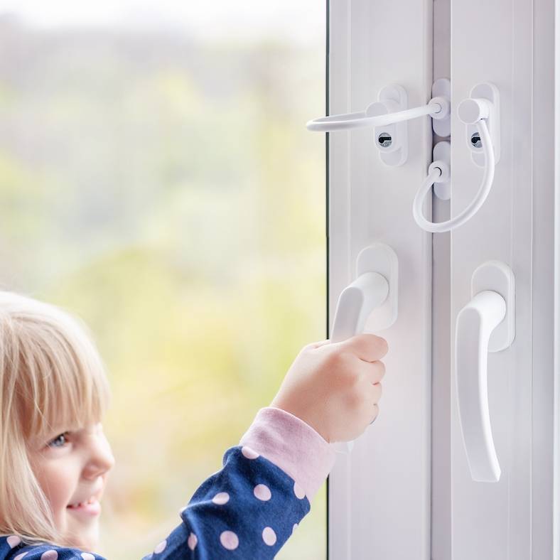Делать ли детский замок на пластиковые окна: защита от выпадения детей из окон - выбор