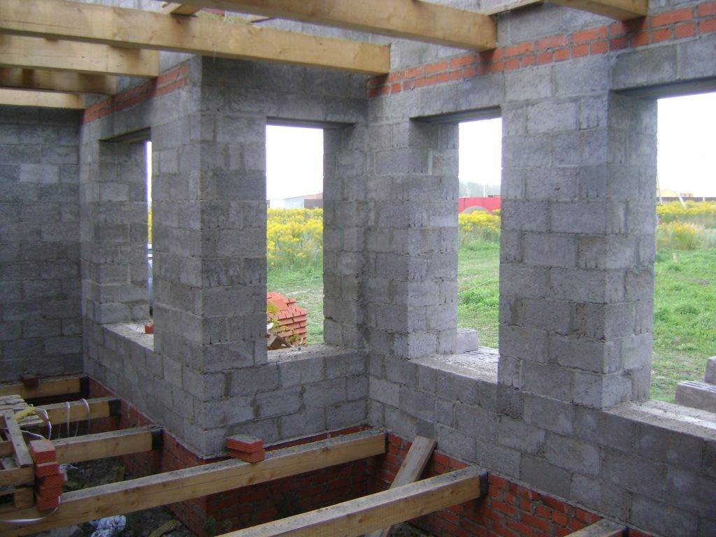 Как построить дом из керамзитобетонных блоков своими руками?