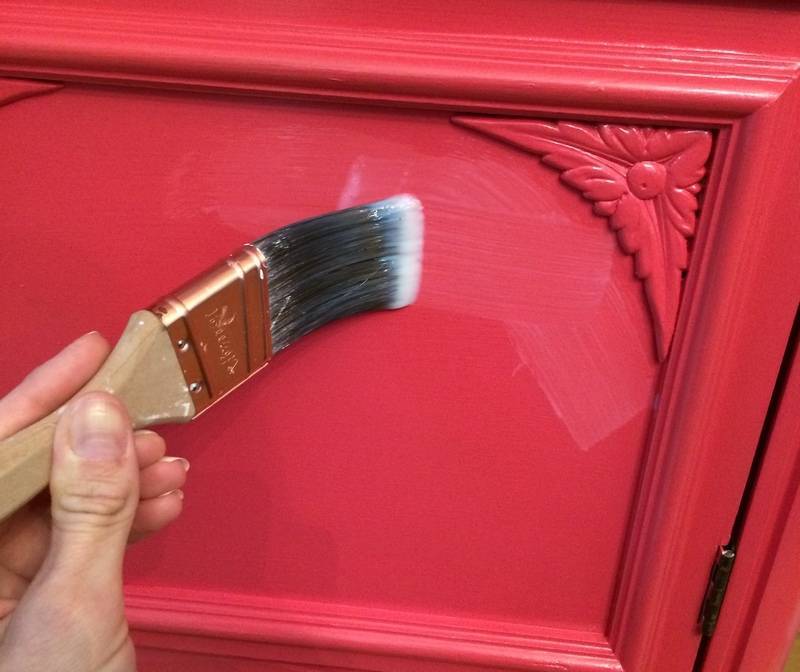 Как покрасить деревянную дверь в белый цвет