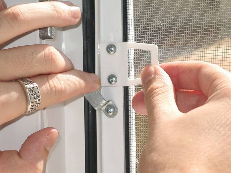 Магнитные москитные сетки на двери: особенности установки