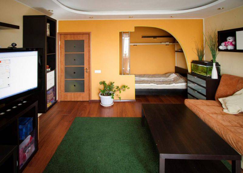 Кровать в нише в однокомнатной квартире