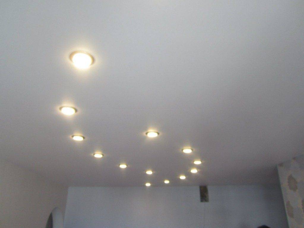 Расположение светильников на натяжном потолке - что важно знать о расположении точечных светильников