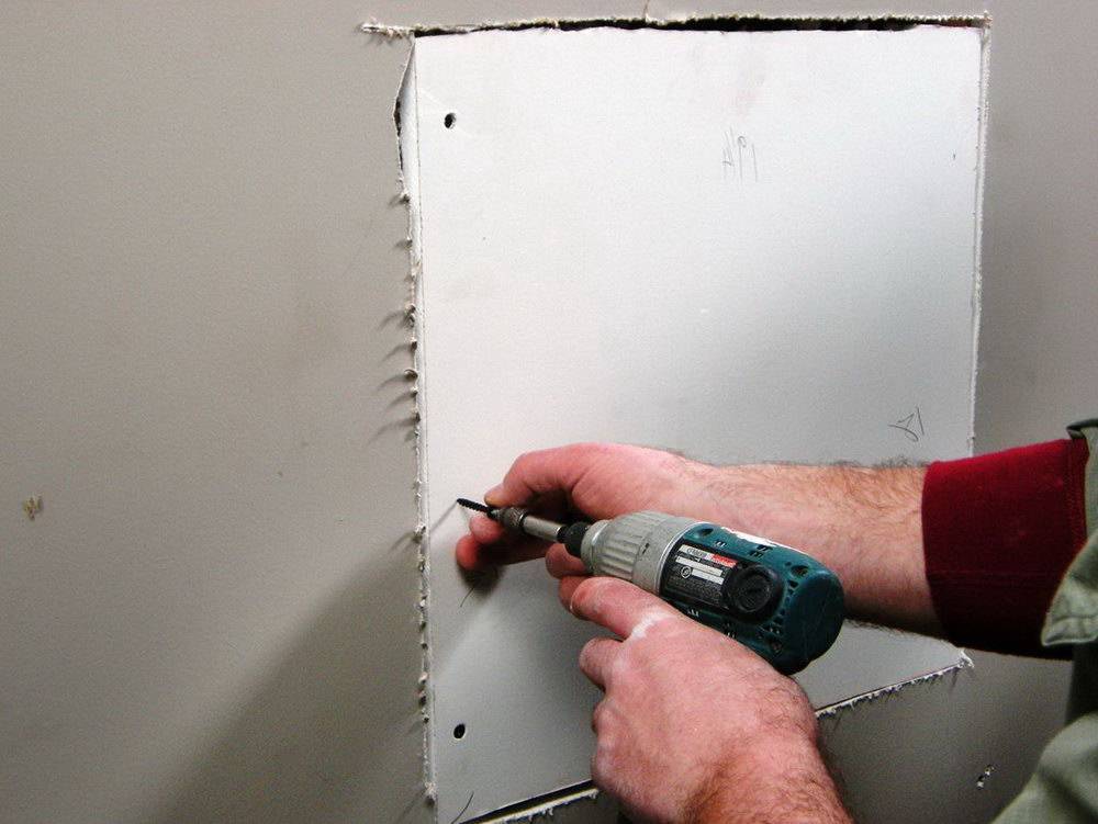 Как заделать дырку в бетонной, кирпичной и гипсокартонной стене