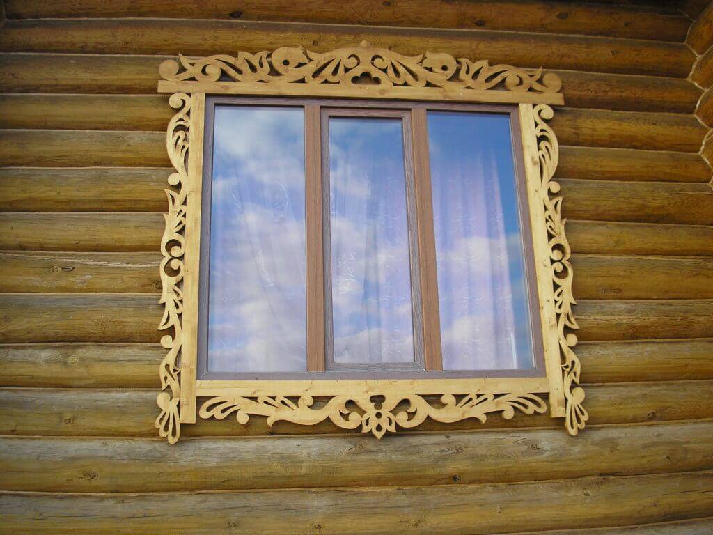 Резные окна с наличниками с узорами в деревянном доме, варианты красивого декора